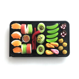 Sushiteller gefüllt mit Süßigkeitssushi