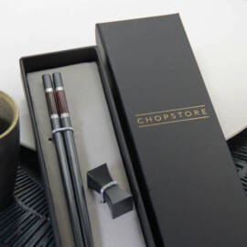 Iburi Dark Red Essstäbchen in Geschenkverpackung (1 Paar Essstäbchen + 1 Rest)