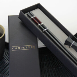 Iburi Dark Red Essstäbchen in Geschenkverpackung (1 Paar Essstäbchen + 1 Rest)